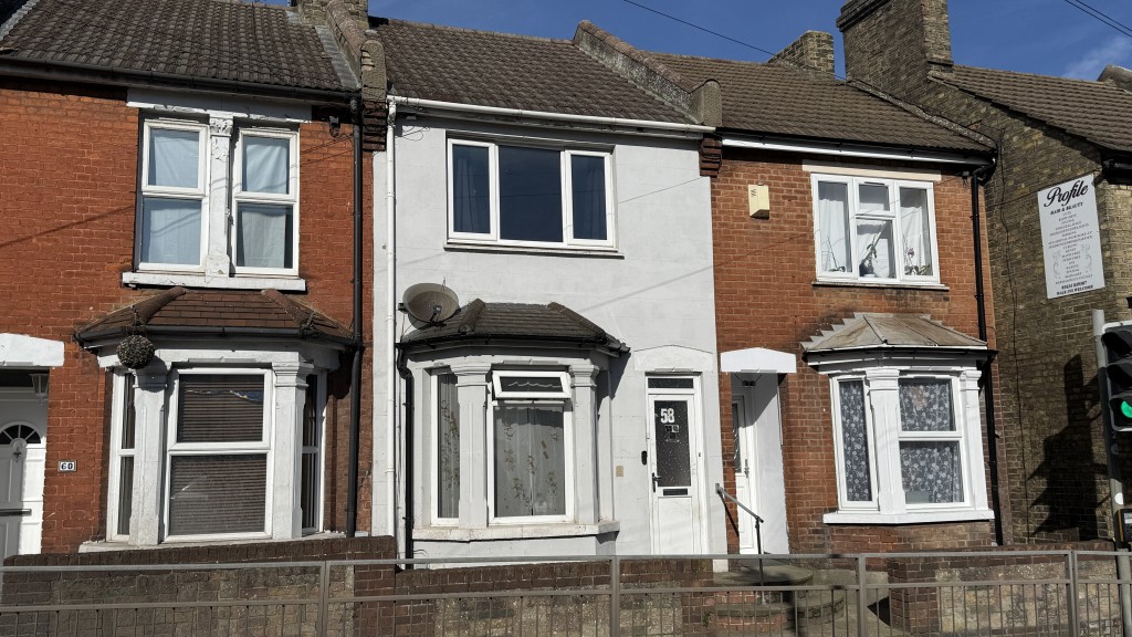 Lot: 132 - HOUSE REQUIRING REDECORATION AND LIGHT REFURBISHMENT - External image from street level